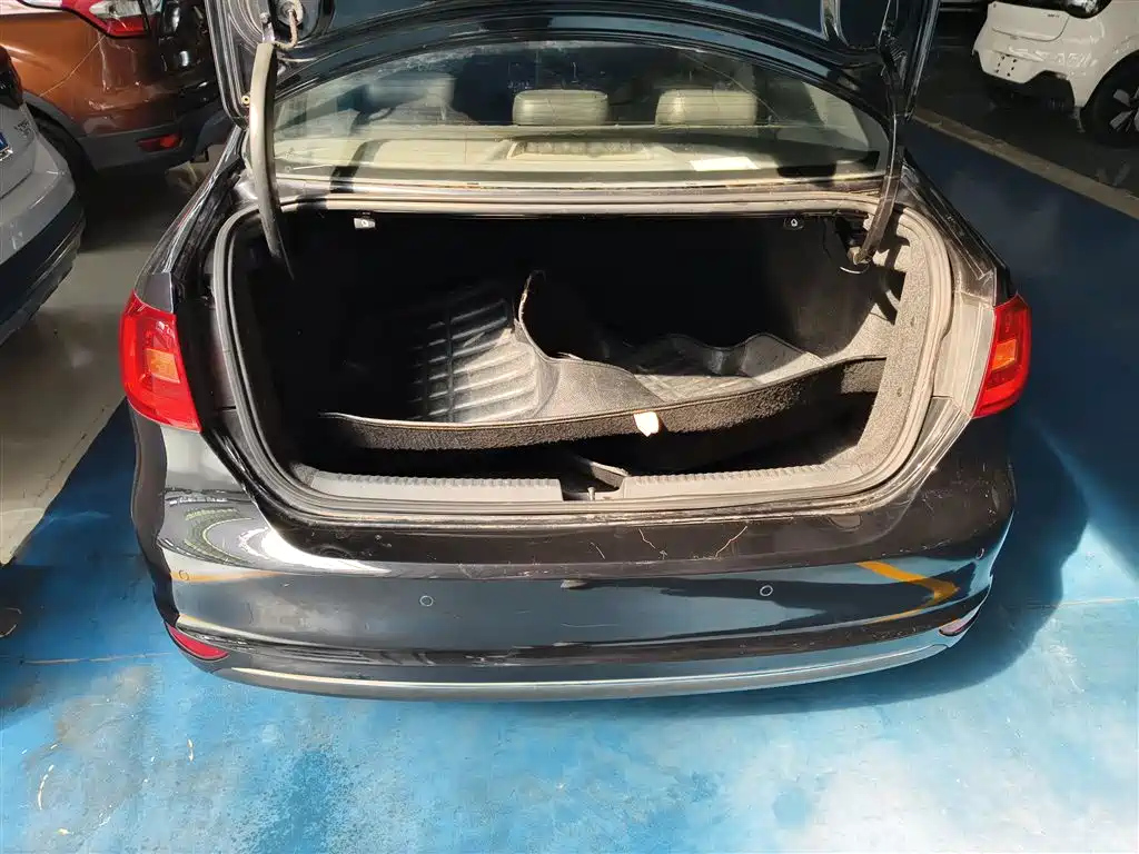 VOLKSWAGEN SAGITAR 2014