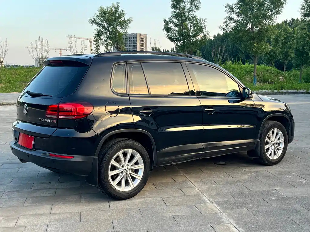 VOLKSWAGEN TIGUAN 2015