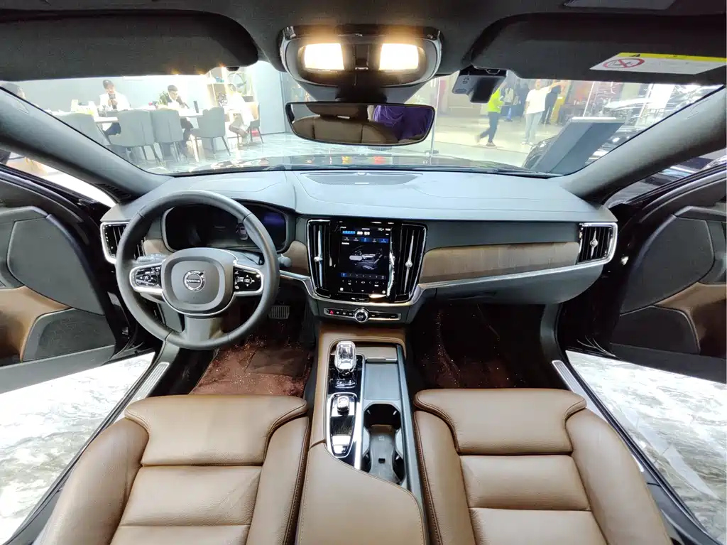 VOLVO S90 2023