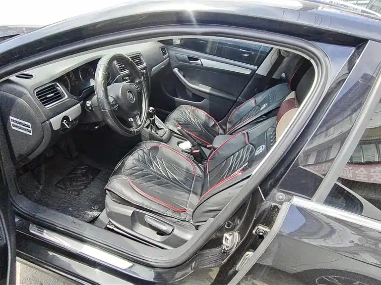 VOLKSWAGEN SAGITAR 2014
