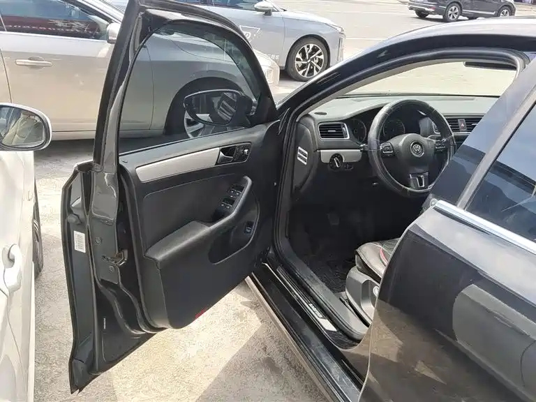 VOLKSWAGEN SAGITAR 2014