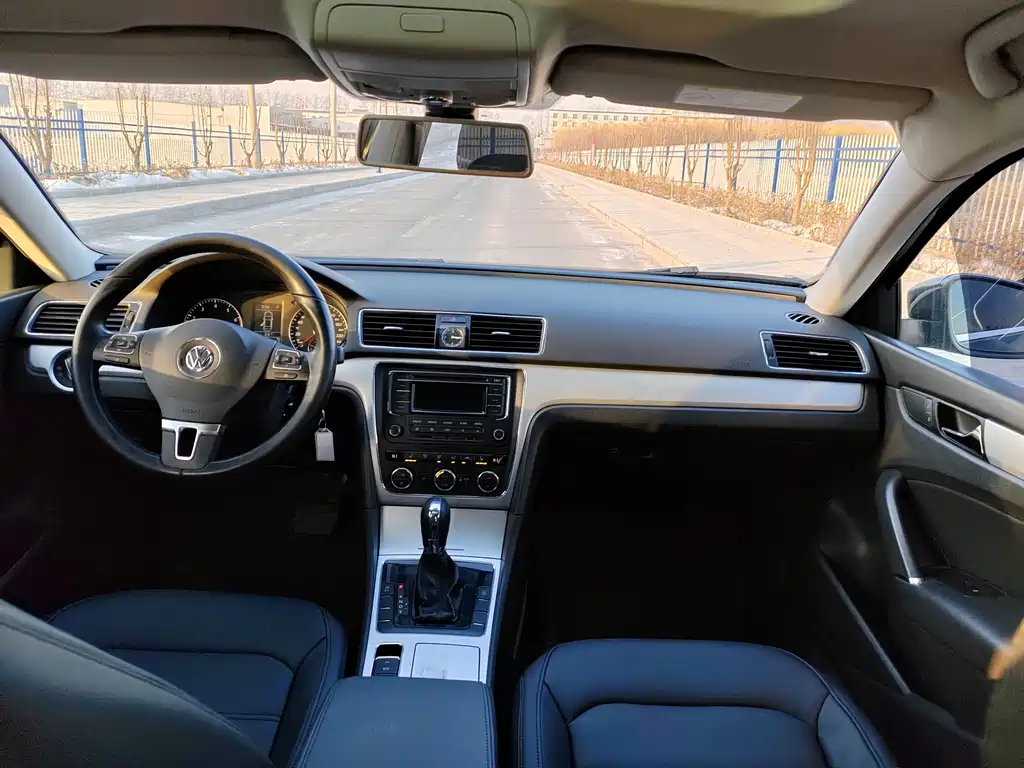 VOLKSWAGEN PASSAT 2015