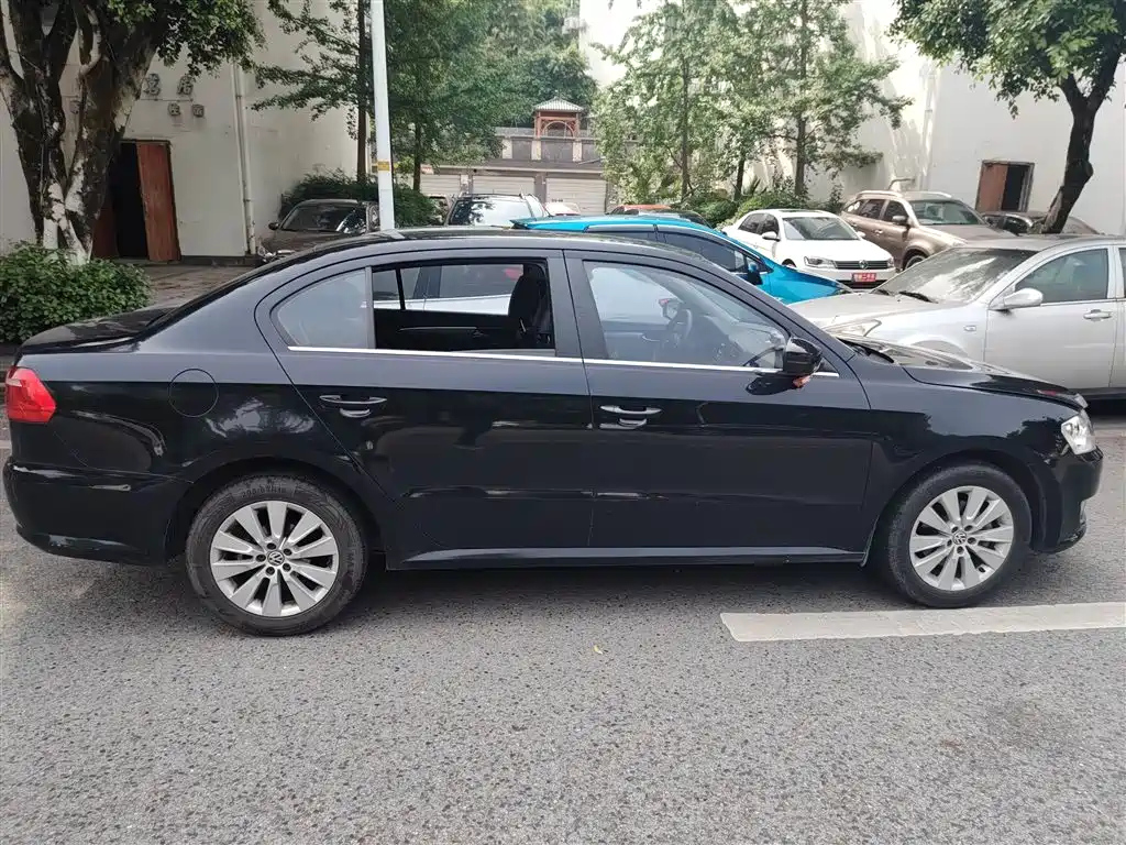 VOLKSWAGEN LAVIDA 2013