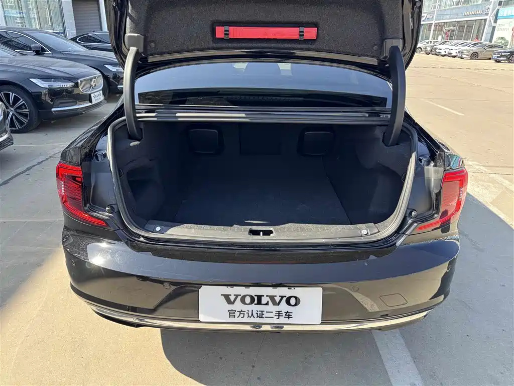 VOLVO S90 2025