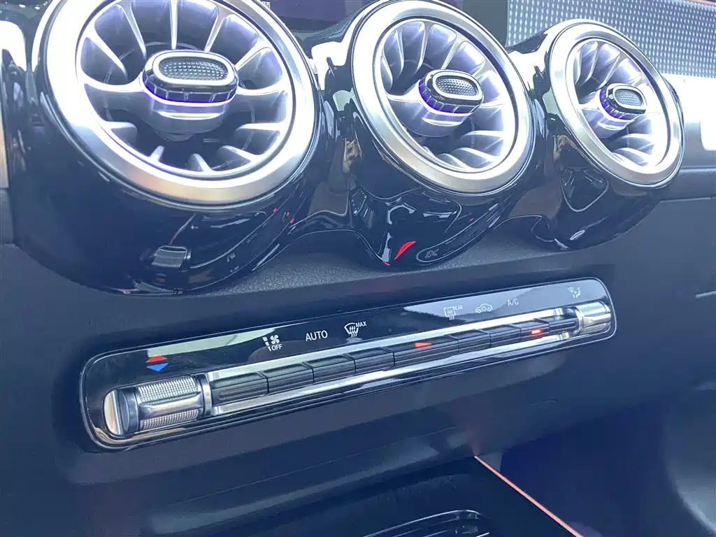 MERCEDES BENZ GLB 2023