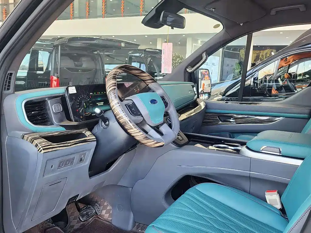 FORD TOUREO 2024