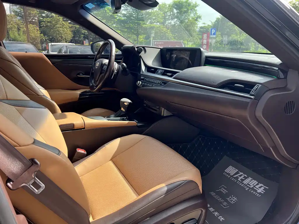 LEXUS ES 2020