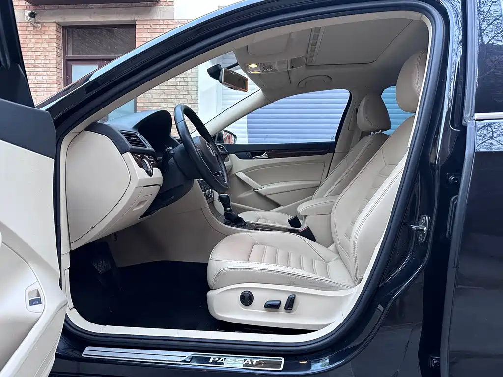 VOLKSWAGEN PASSAT 2012