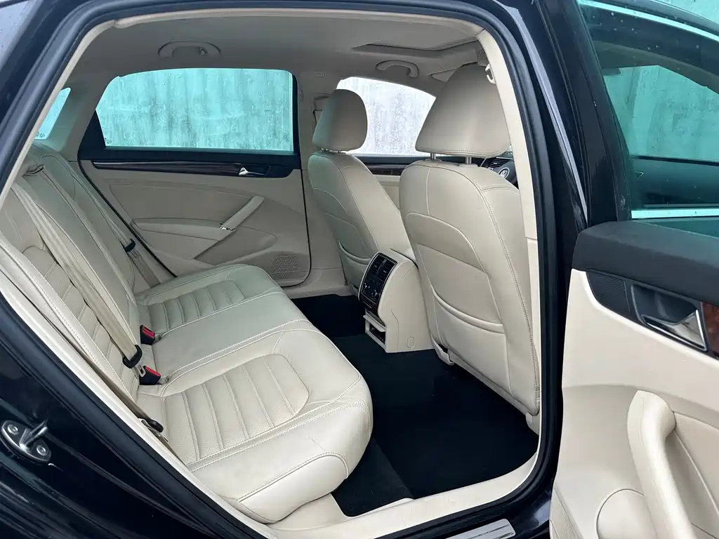 VOLKSWAGEN PASSAT 2011