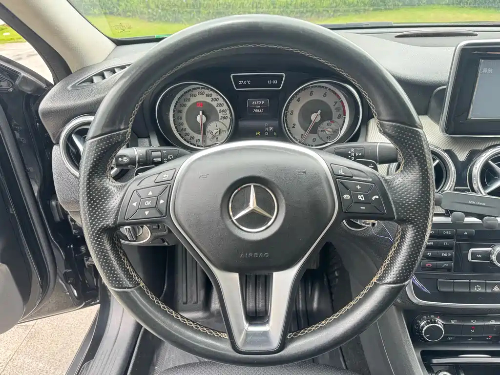MERCEDES BENZ GLA 2015