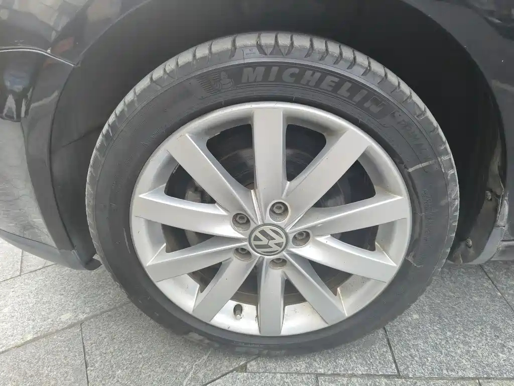VOLKSWAGEN SAGITAR 2010