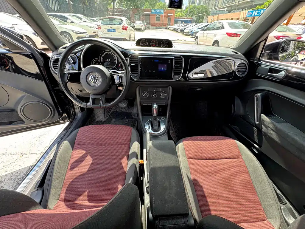 VOLKSWAGEN BEETLE 2014