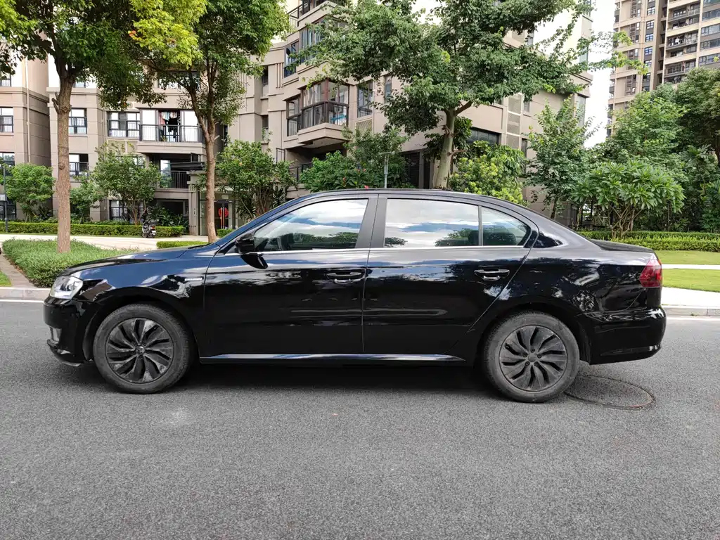 VOLKSWAGEN LAVIDA 2015