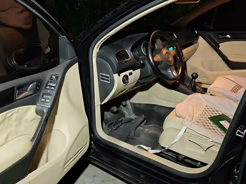 VOLKSWAGEN GOLF 2012