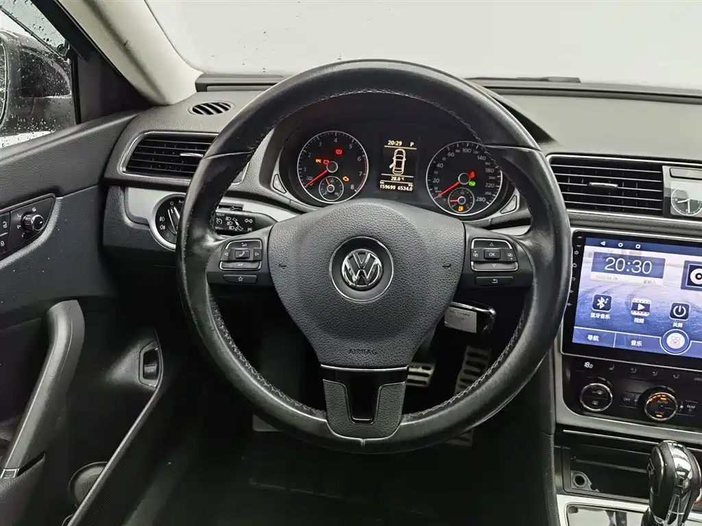 VOLKSWAGEN PASSAT 2015