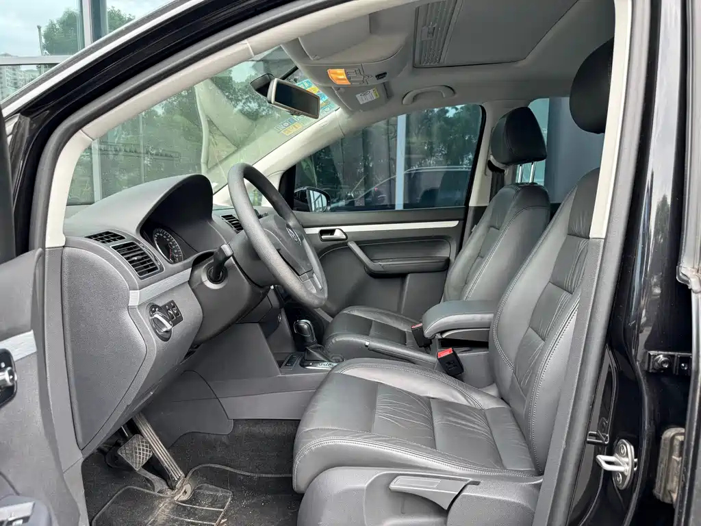 VOLKSWAGEN TOURAN 2015