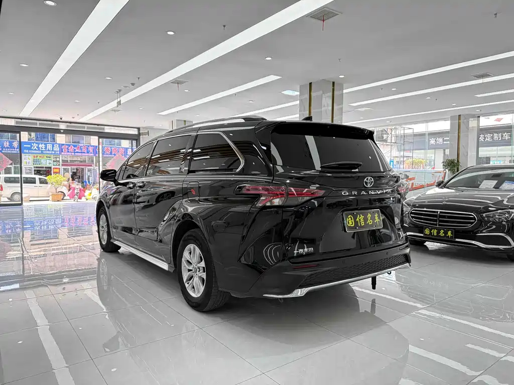 TOYOTA GRANVIA 2023