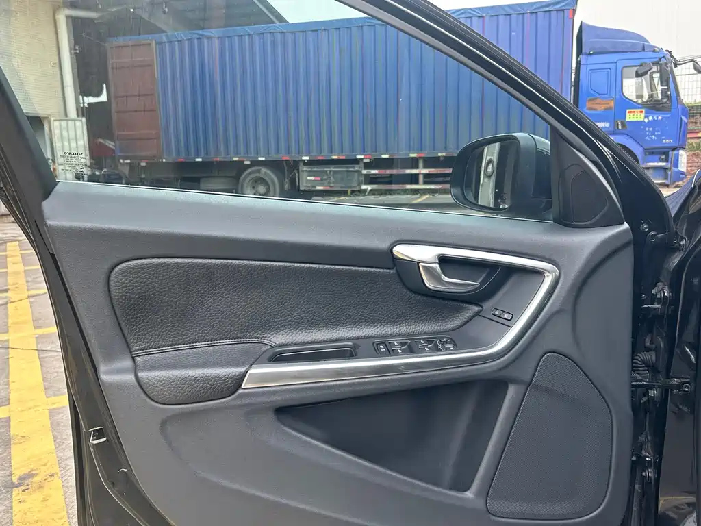 VOLVO V60 2013