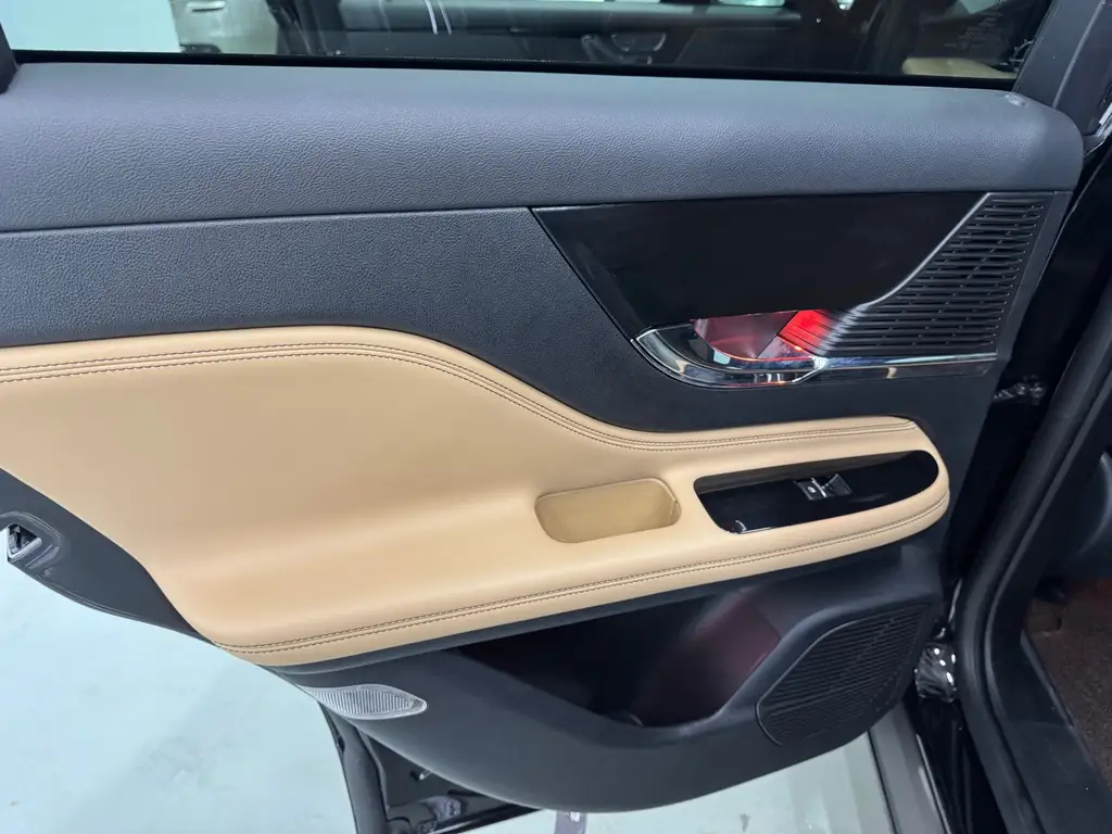 LINCOLN ADVENTURER 2020