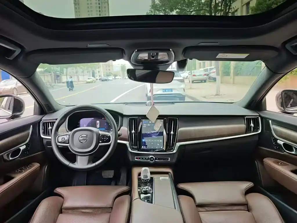 VOLVO S90 2023