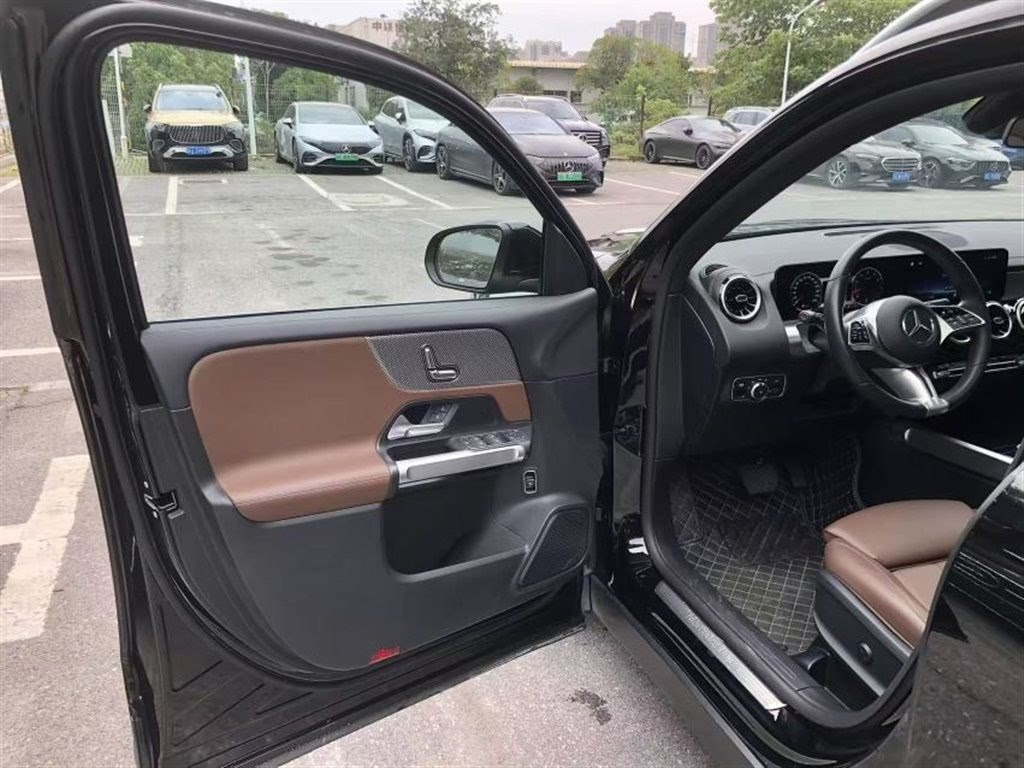 MERCEDES BENZ GLB 2024