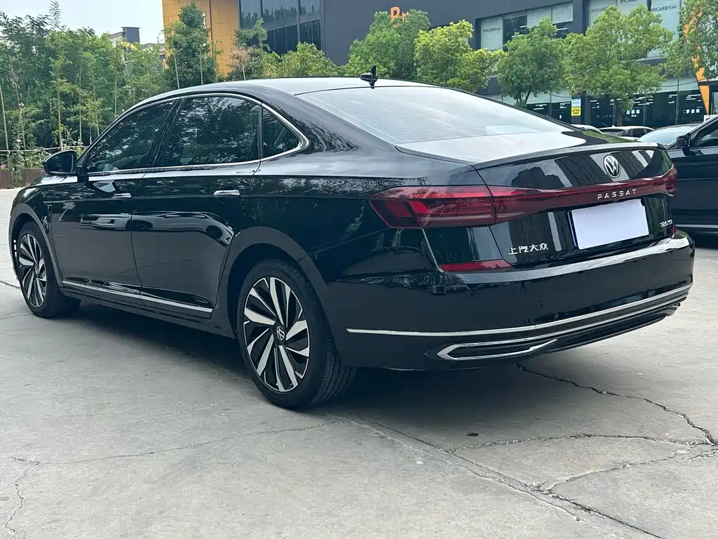 VOLKSWAGEN PASSAT 2024