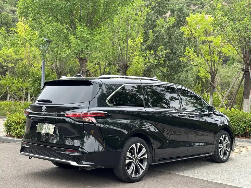 TOYOTA GRANVIA 2023