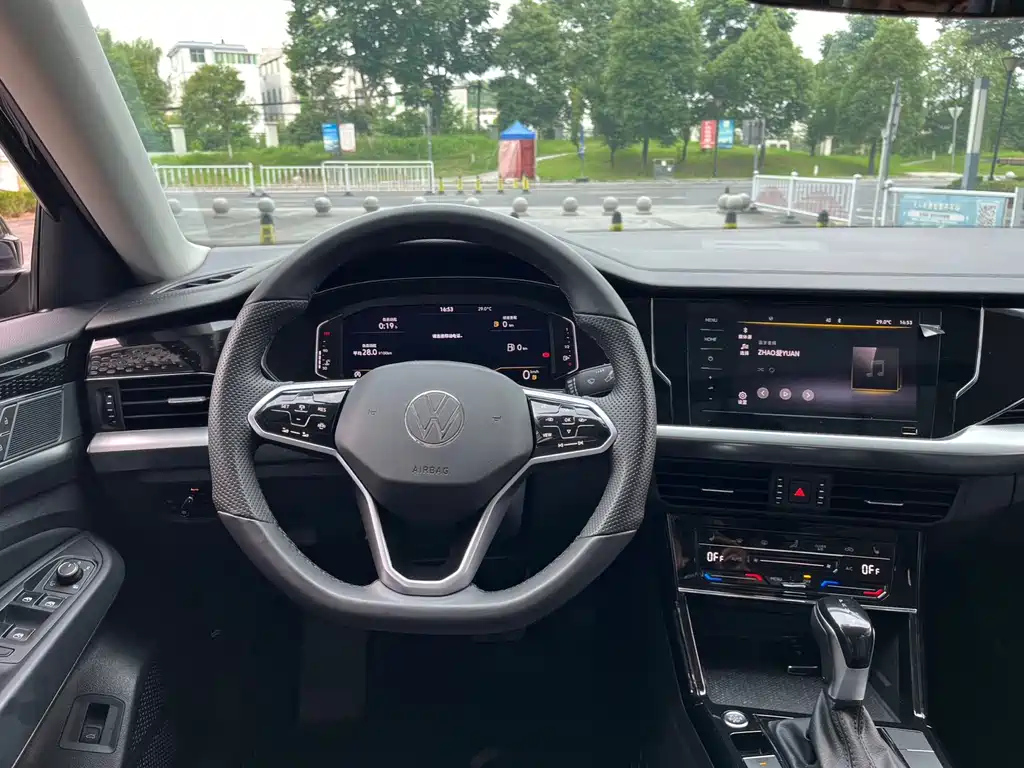 VOLKSWAGEN PASSAT 2023