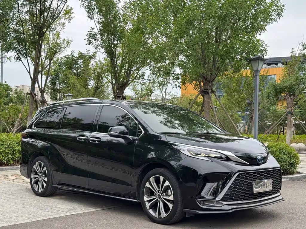 TOYOTA GRANVIA 2023