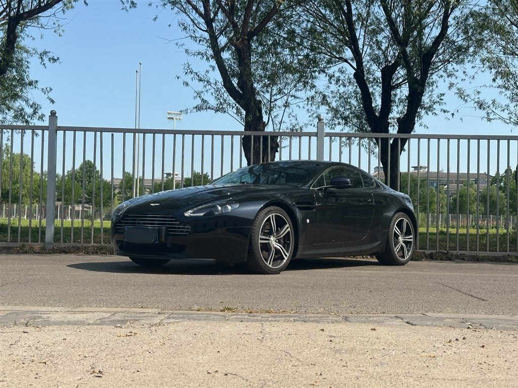 ASTON MARTIN V8 VANTAGE