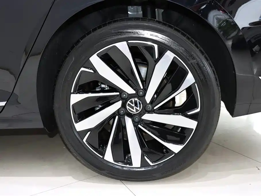 VOLKSWAGEN PASSAT 2024