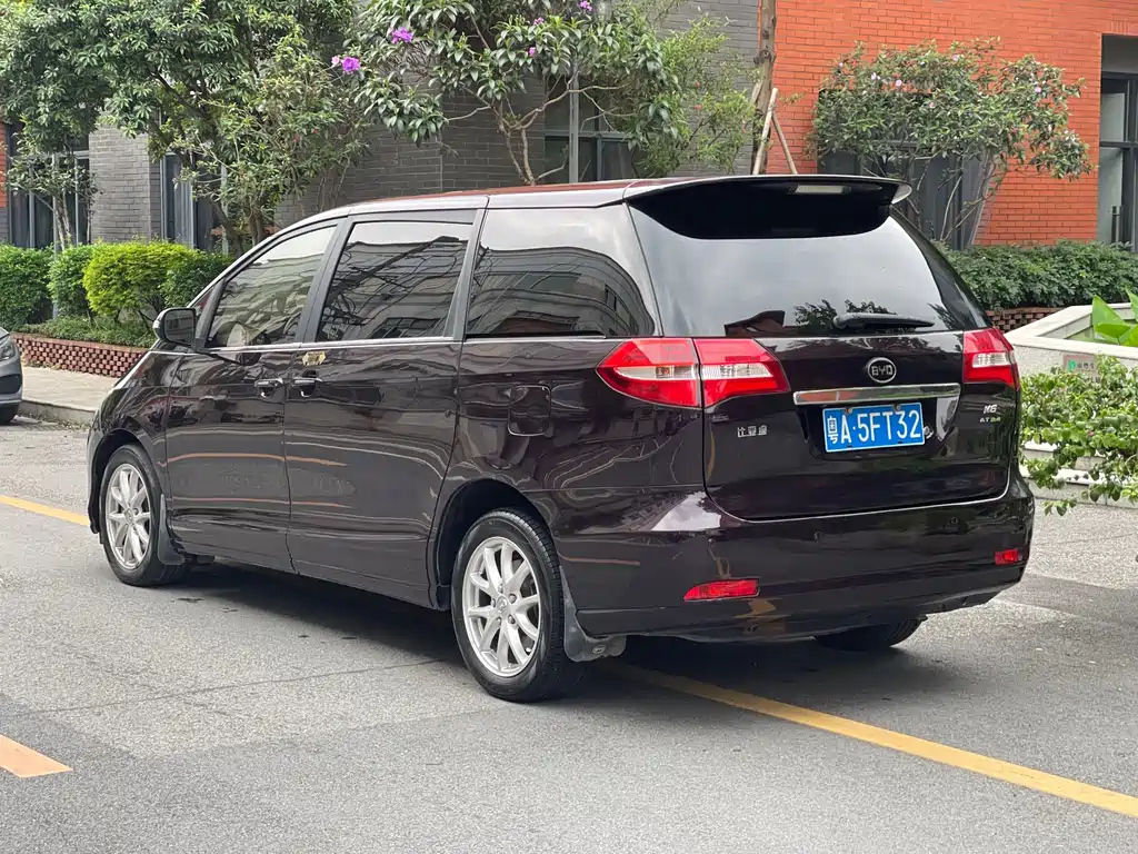BYD M6 2013