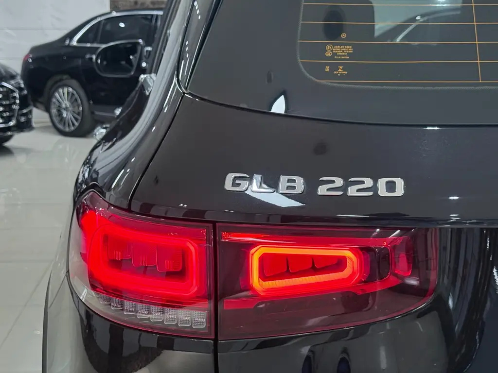 MERCEDES BENZ GLB 2023