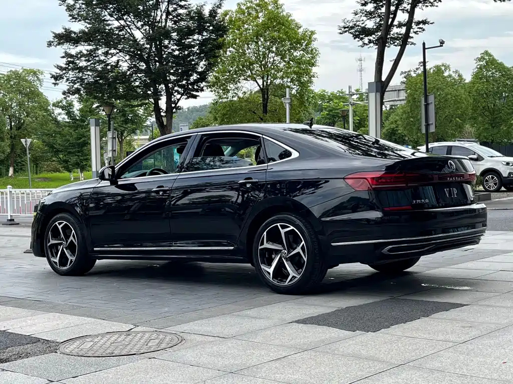 VOLKSWAGEN PASSAT 2023