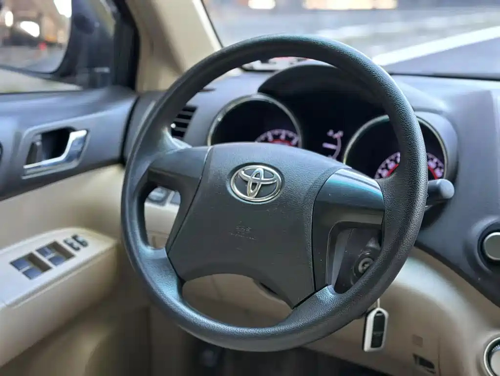 TOYOTA HIGHLANDER 2013