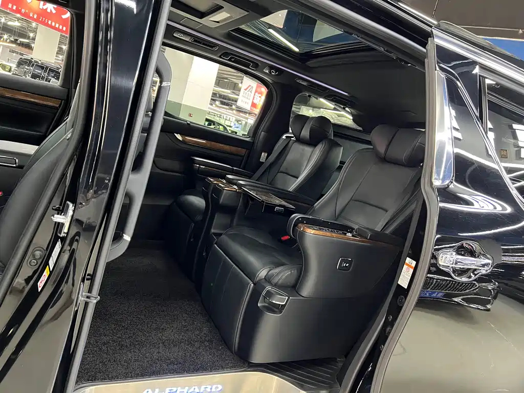 TOYOTA ALPHARD 2018