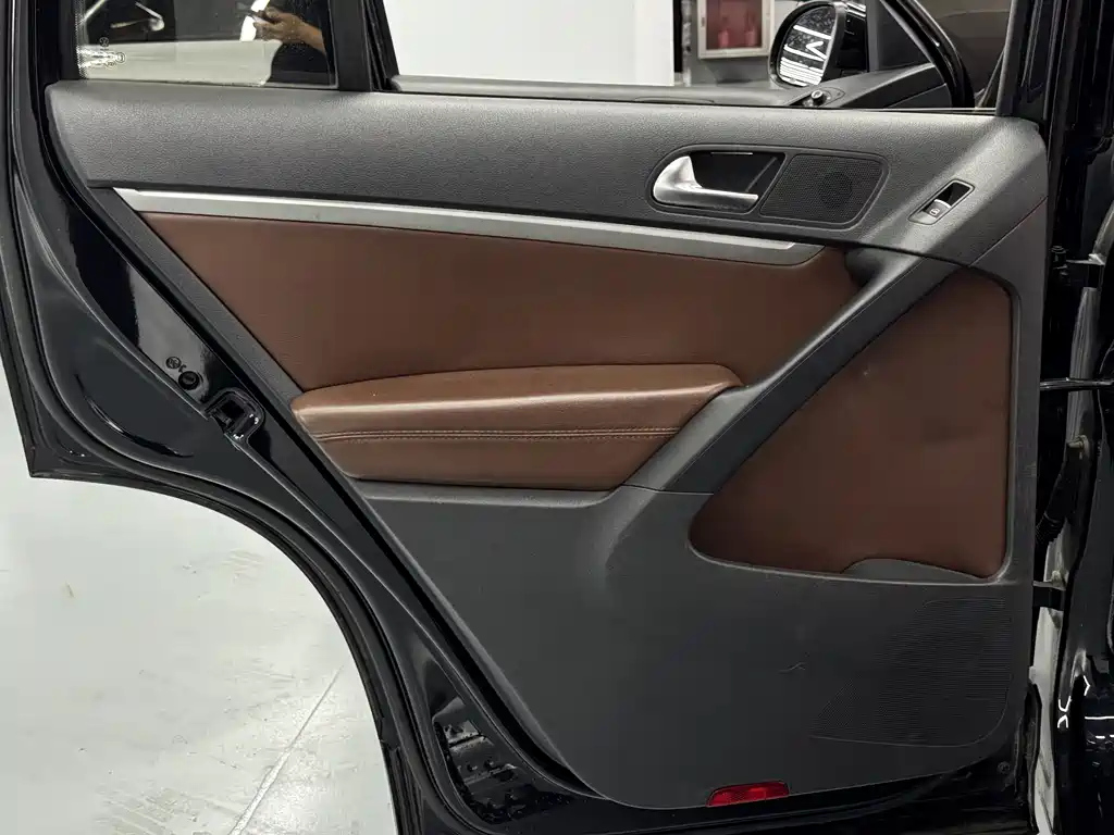 VOLKSWAGEN TIGUAN 2015