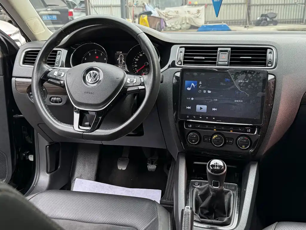 VOLKSWAGEN SAGITAR 2015