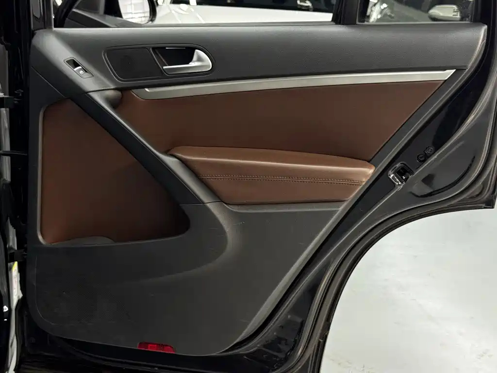 VOLKSWAGEN TIGUAN 2015
