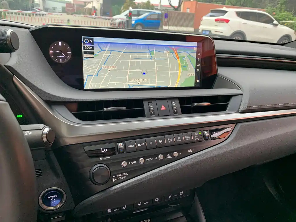 LEXUS ES 2018