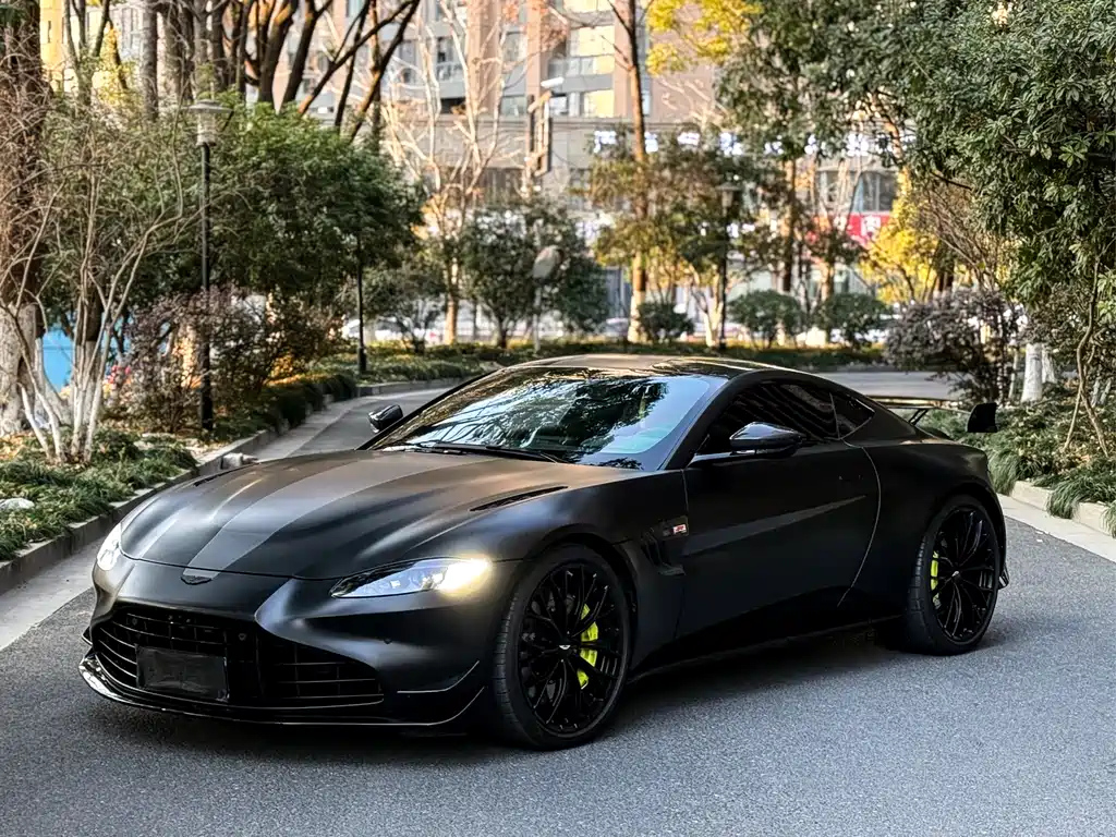 ASTON MARTIN V8 VANTAGE