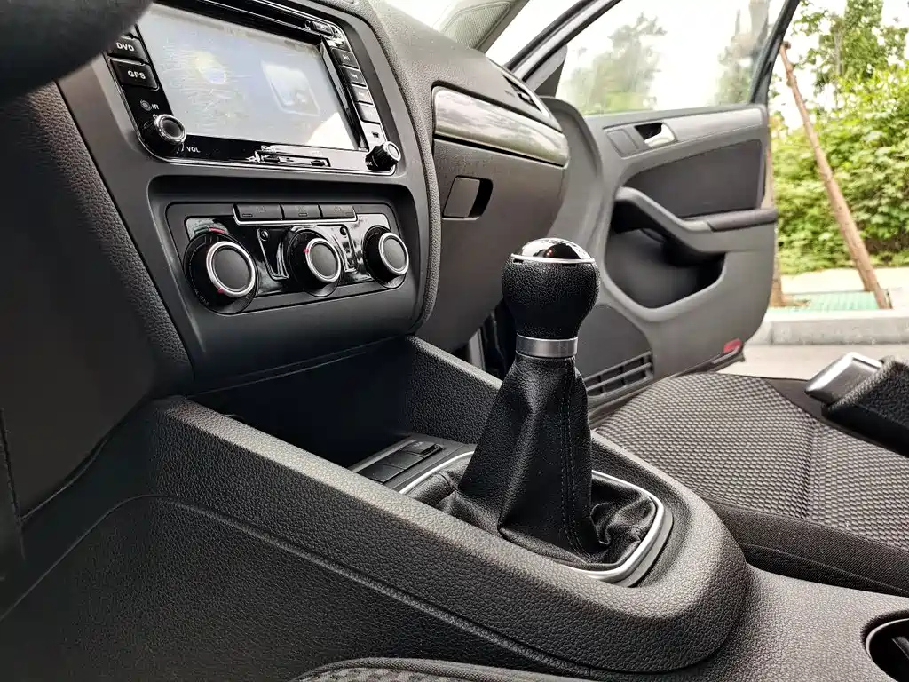 VOLKSWAGEN SAGITAR 2012