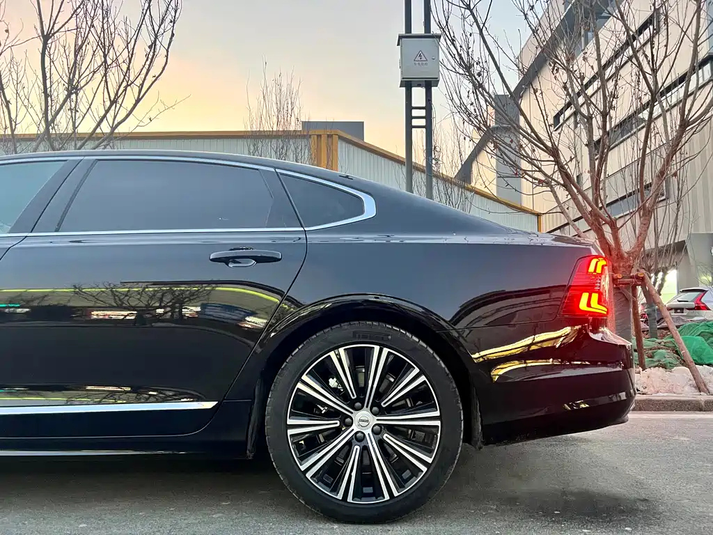 VOLVO S90 2023