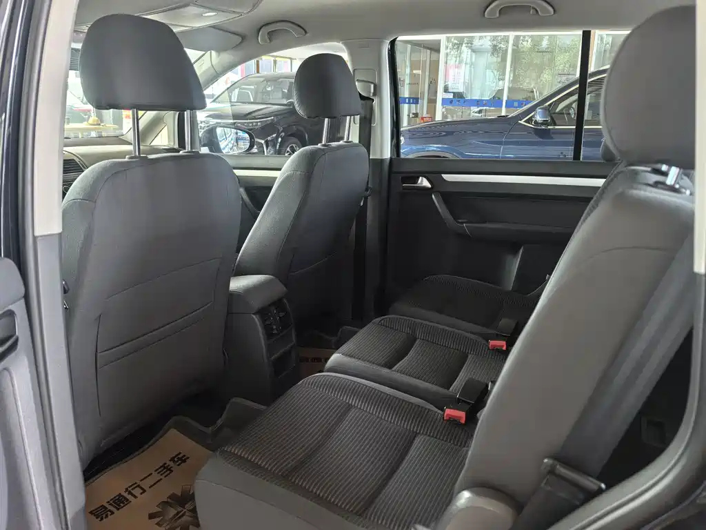 VOLKSWAGEN TOURAN 2013