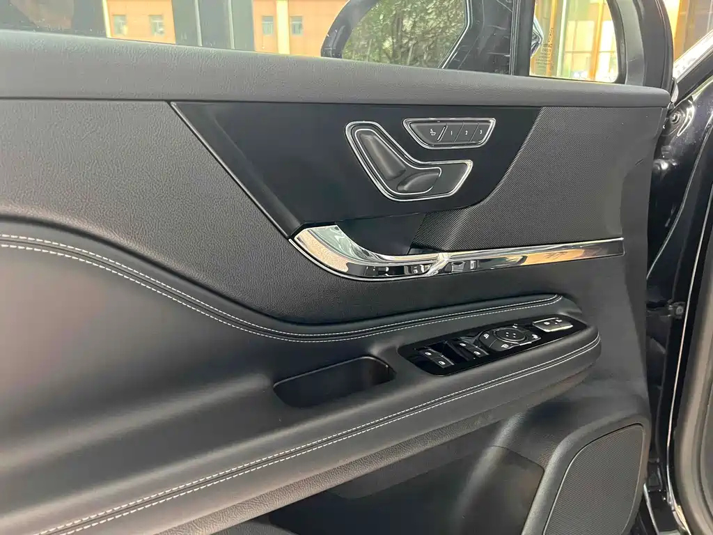 LINCOLN ADVENTURER 2021