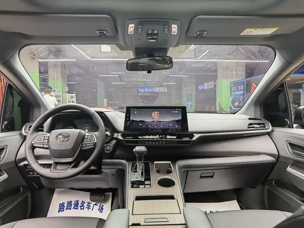 TOYOTA GRANVIA 2024