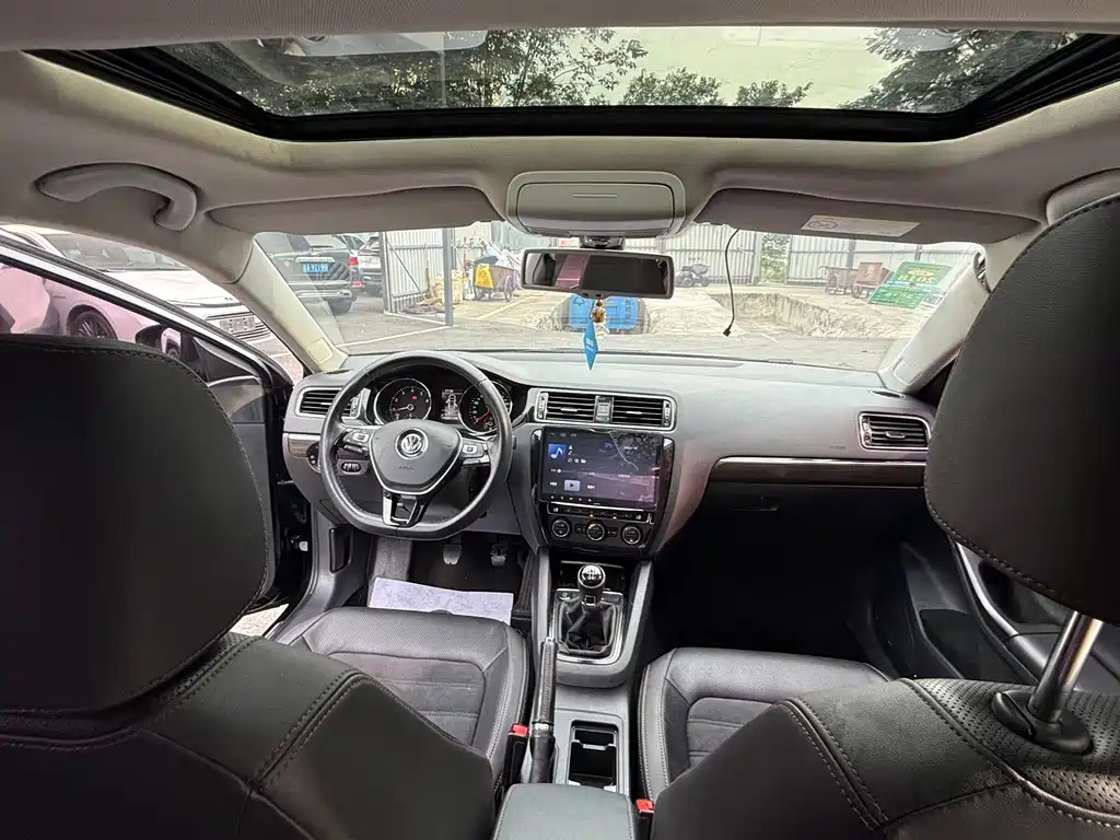 VOLKSWAGEN SAGITAR 2015