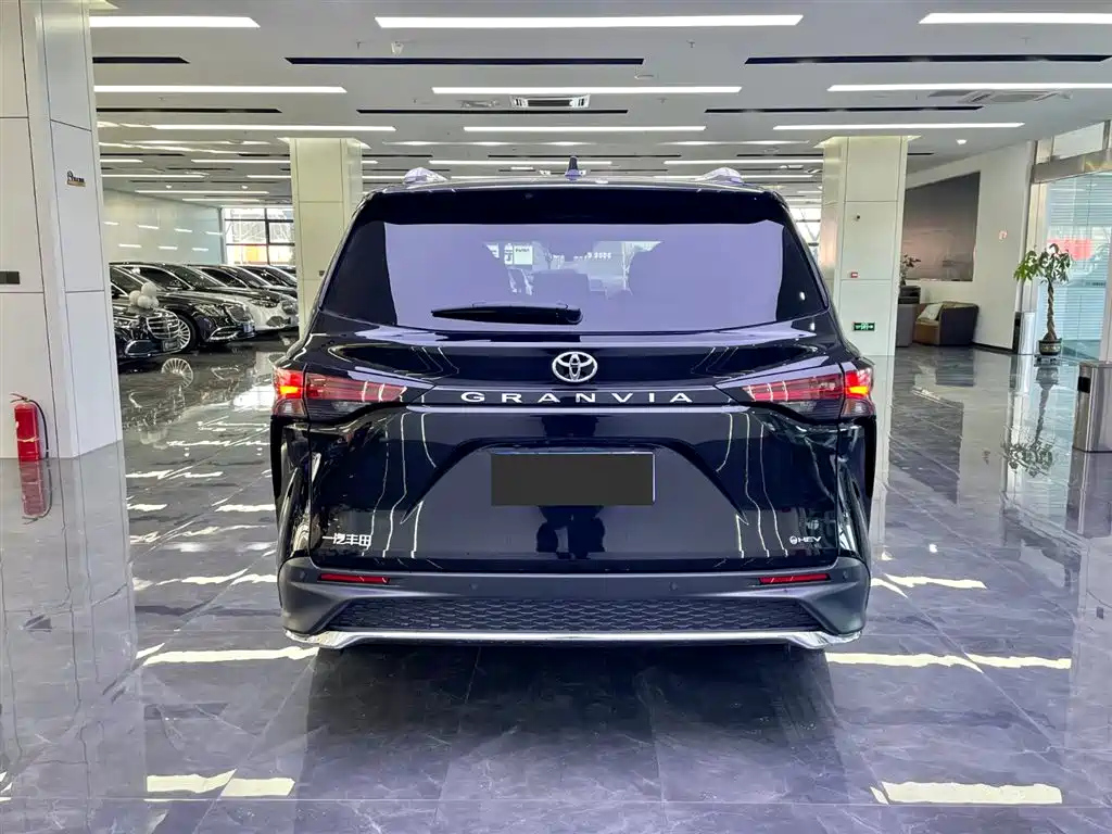 TOYOTA GRANVIA 2024