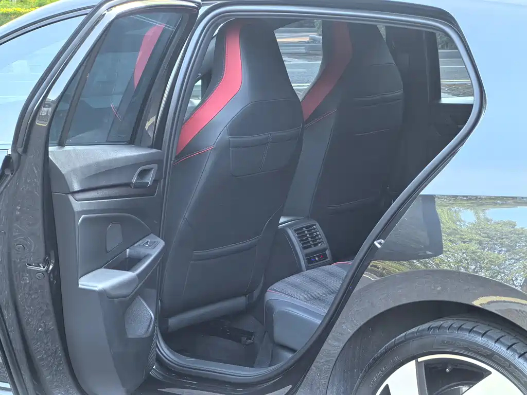 VOLKSWAGEN GOLF GTI 2023