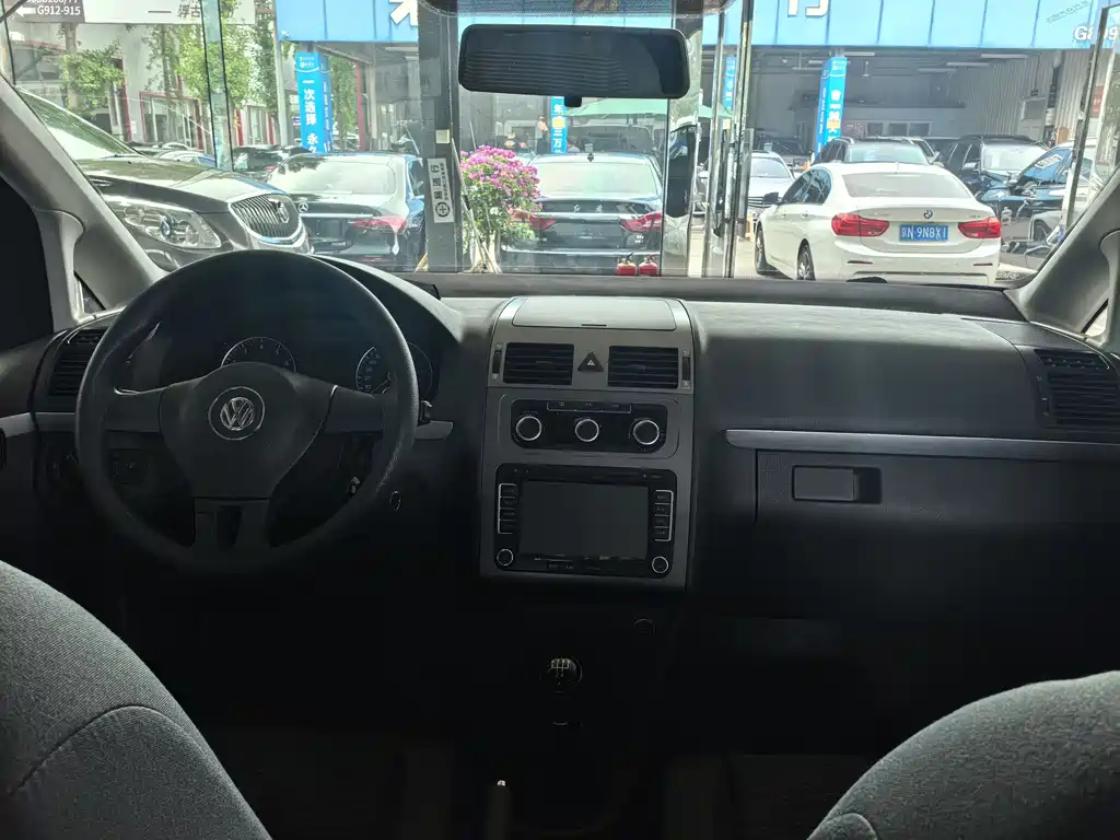 VOLKSWAGEN TOURAN 2013